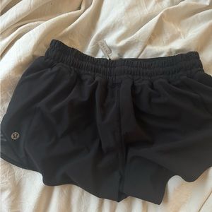 Lululemon Black hotty hot inseam 2 shorts (size 4)
